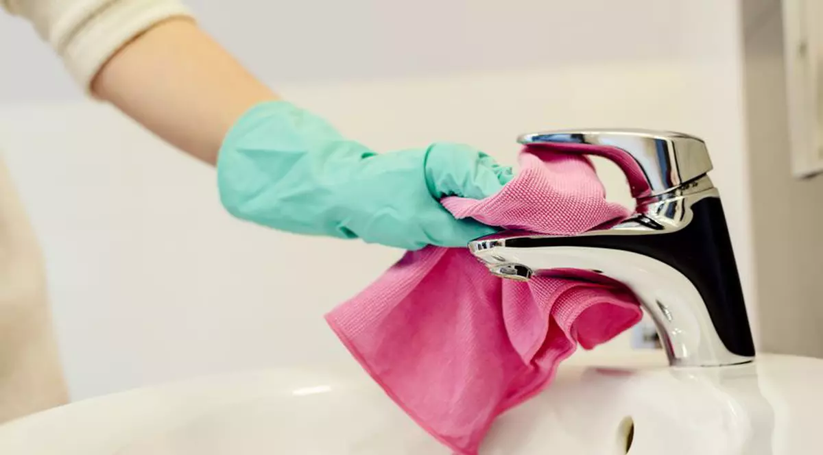 Cum curăț chiuveta și cada