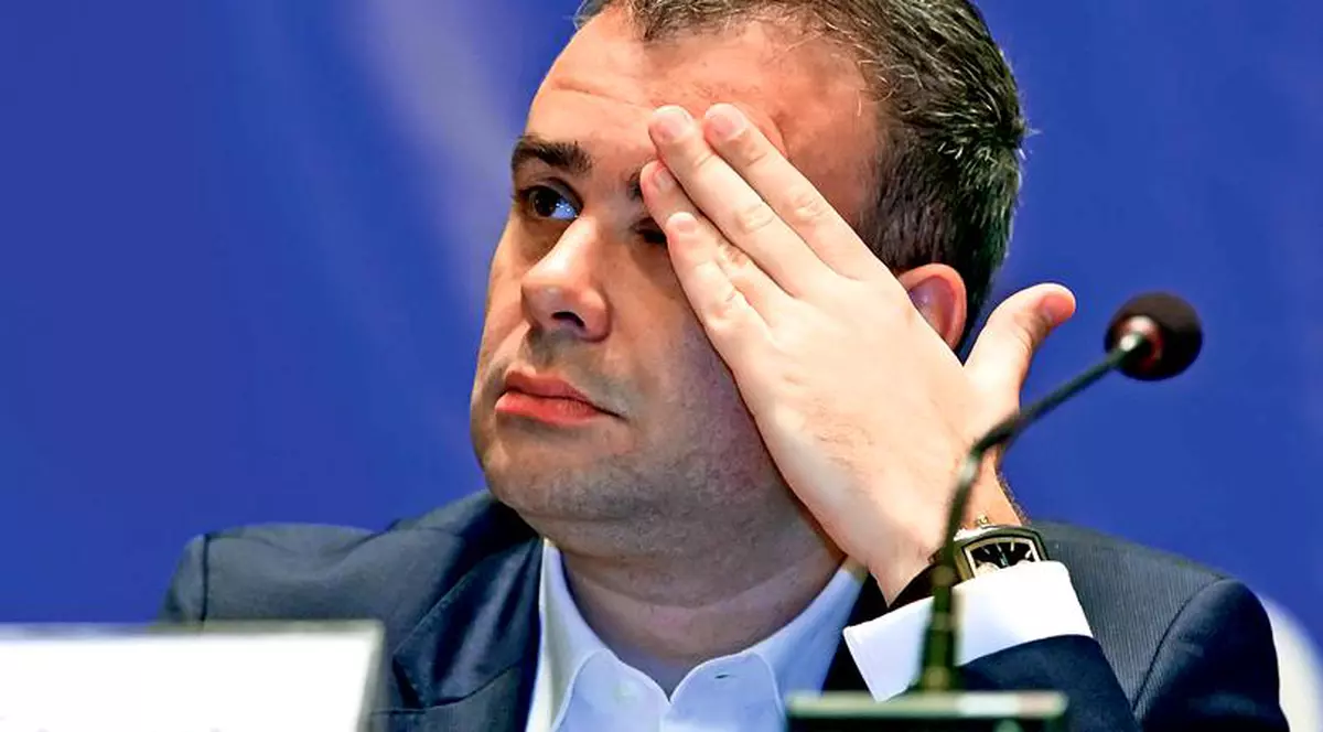Darius Vâlcov susține că KGB a vrut să-l racoleze. Darius Vâlcov, cu mâna stângă dusă la tâmplă