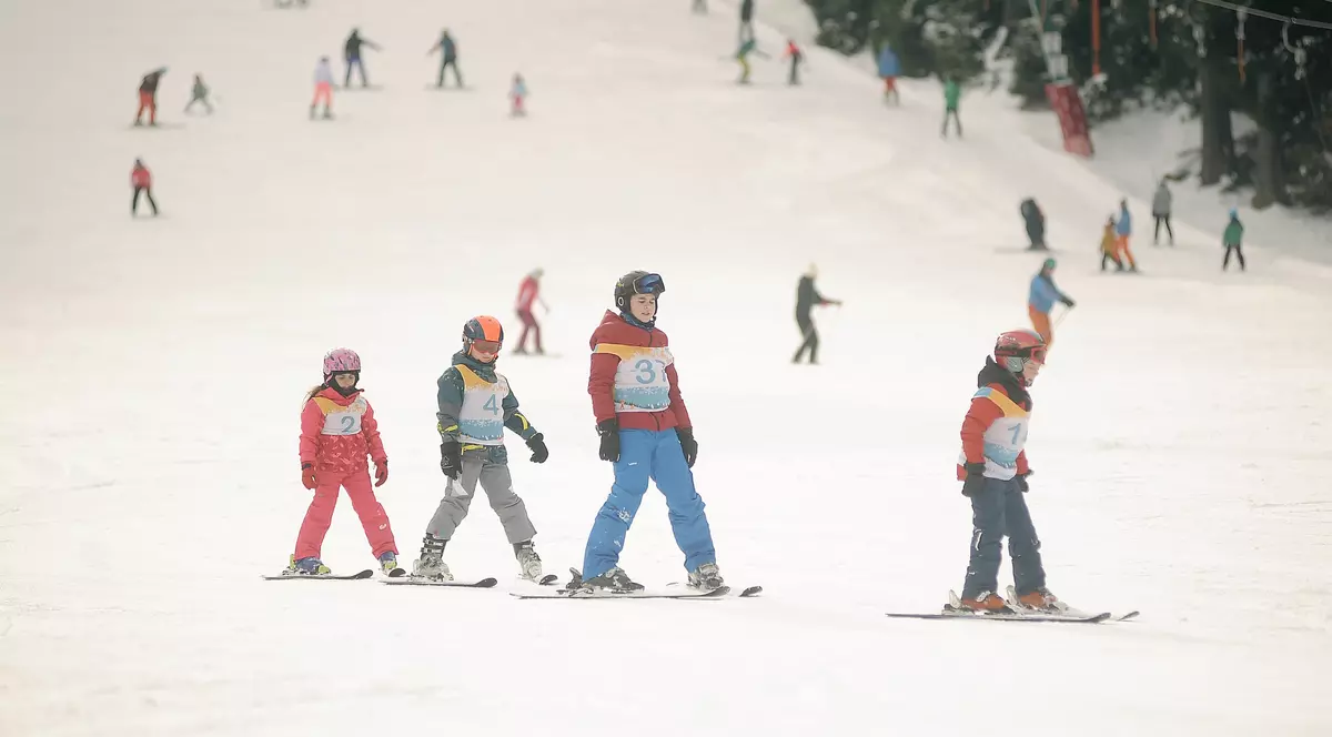 Fetiță de zece ani rănită de un snowboard pe o pârtie de schi din Sinaia