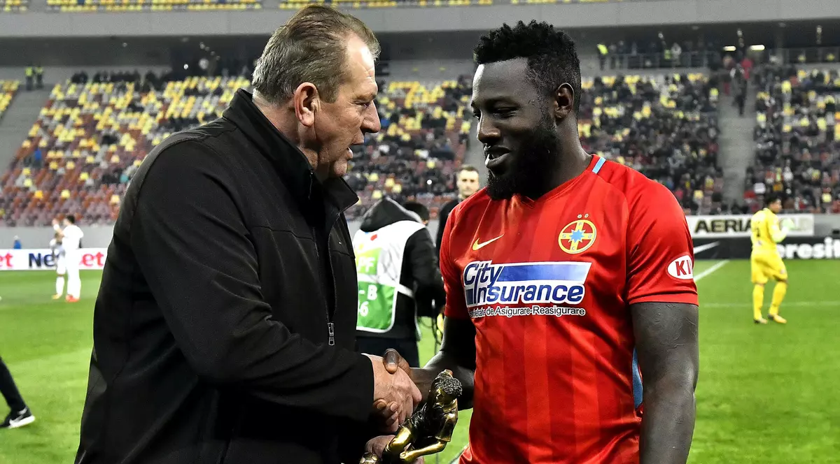 Harlem Gnohere alaturi de trofeul de fotbalistul lunii si de Helmut Duckadam in meciul de fotbal dintre FC Steaua Bucuresti si Concordia Chiajna, contand pentru Liga 1 Betano, disputat pe Arena Nationala din Bucuresti, duminica 6 noiembrie 2017. © FOTO: Razvan Pasarica/SPORT PICTURES