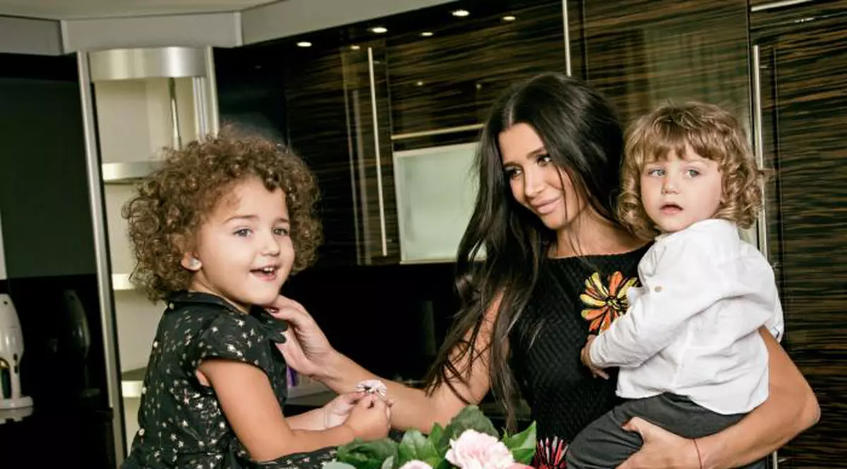 EXCLUSIV/ Elena Băsescu a rămas însărcinată în prima lună de relație. Și-a asumat povestea de dragoste după ce concepuseră bebelușul