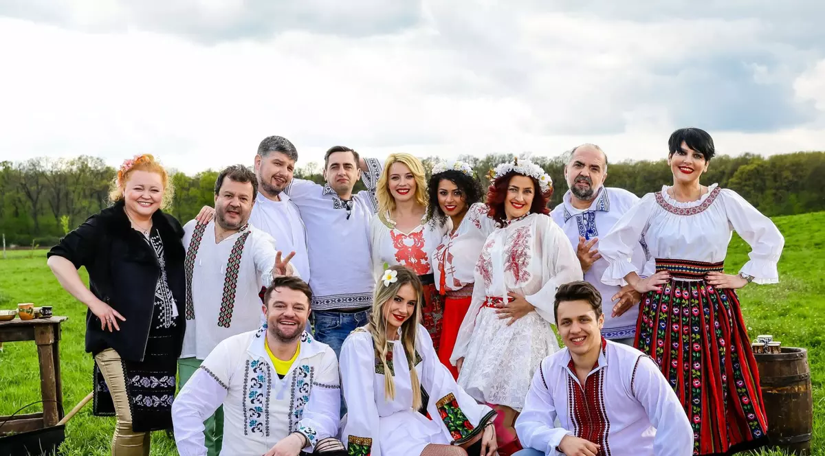 Echipa de la “Ferma vedetelor” a asfaltat un drum de 2 km