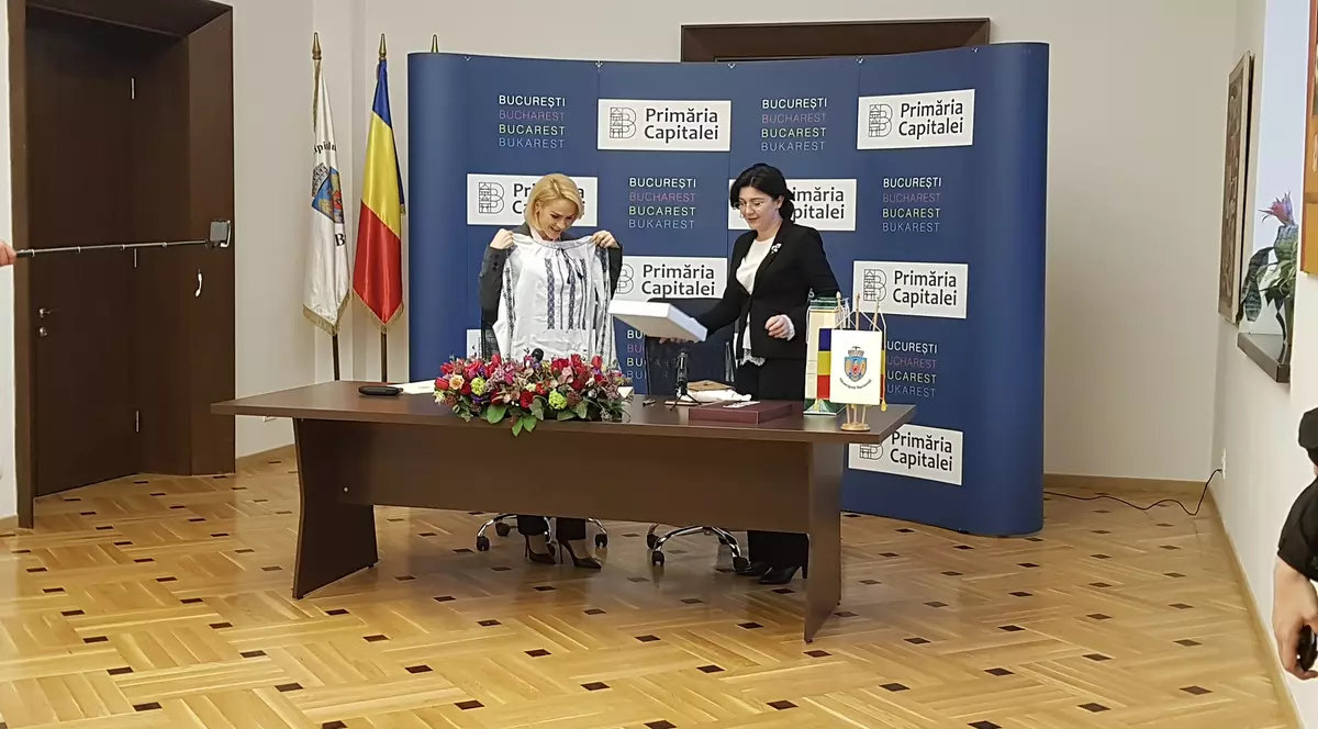 Gabriela Firea si Silvia Radu și-au făcut cadou câte o ie