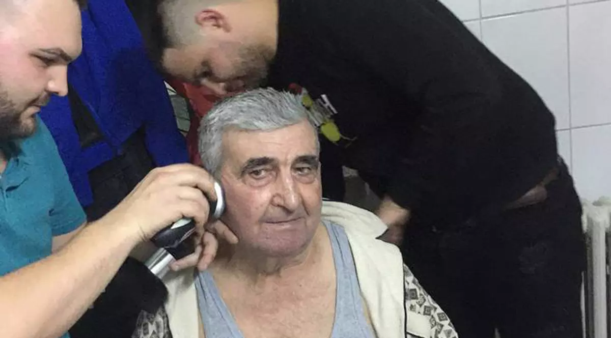 Frizerii care au tuns gratuit pacienți în vârstă, la spitalul din Târgu Jiu