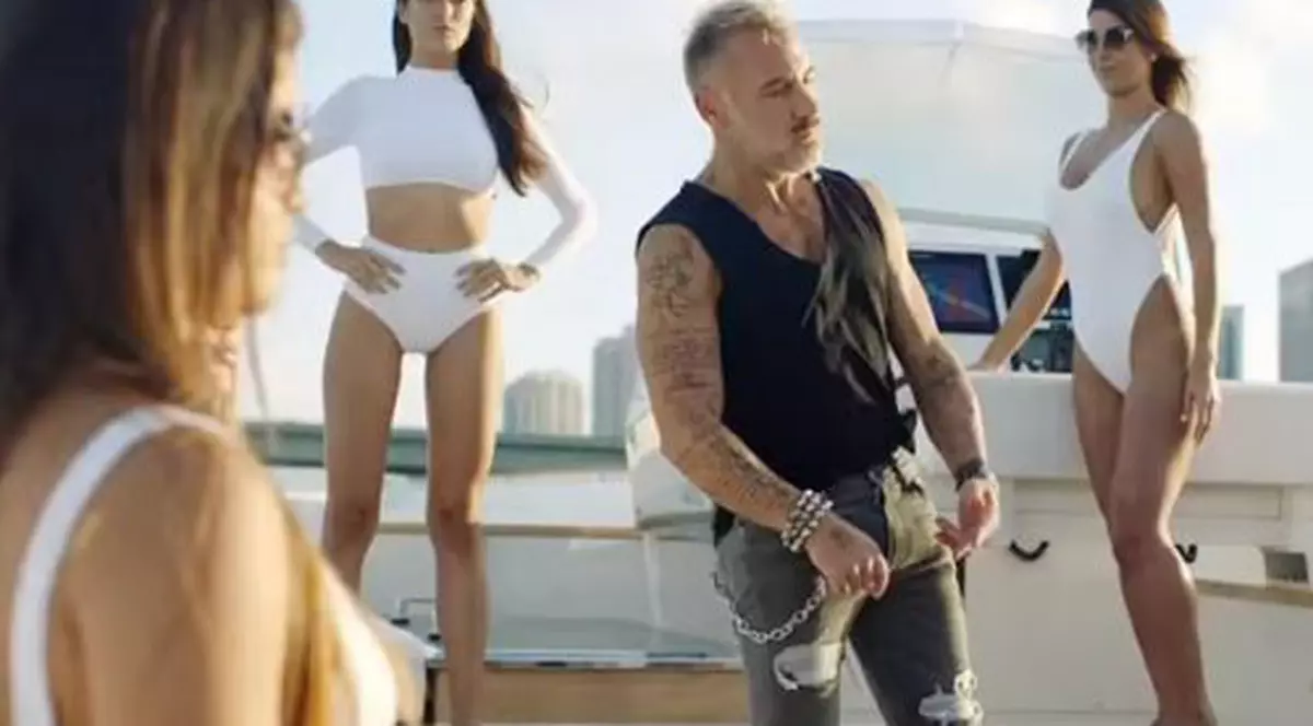 VIDEO | Milionarul Gianluca Vacchi face furori pe YouTube cu noua sa piesă. Videoclipul incendiar care a adunat peste 2 milioane de vizualizări în câteva zile