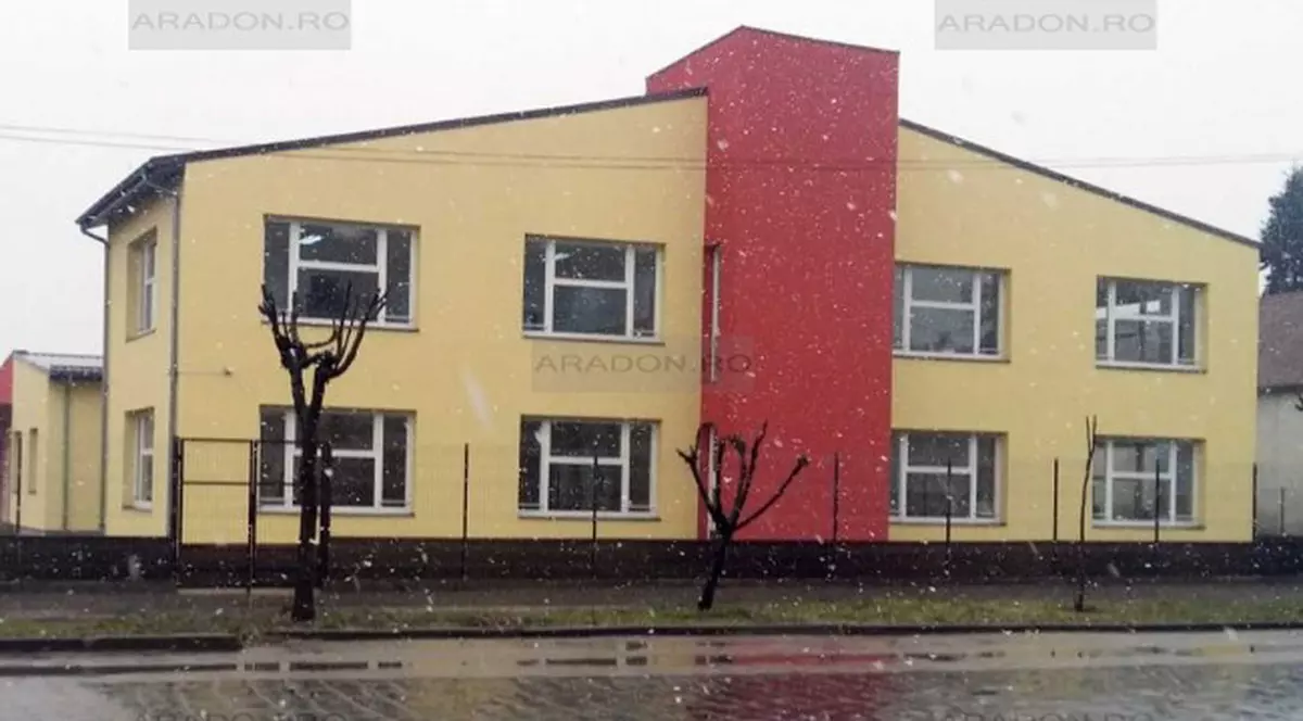 Tavan căzut într-o grădiniță nouă din județul Arad