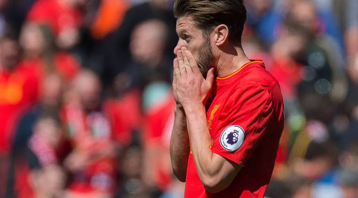 Internaționalul englez Adam Lallana a degerat pe teren! S-a întâmplat chiar în timpul unui meci din Anglia