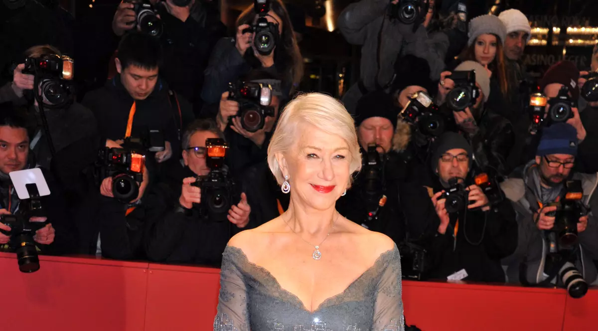 Hellen Mirren, la 72 de ani, a făcut senzație pe covorul roșu de la Berlinală