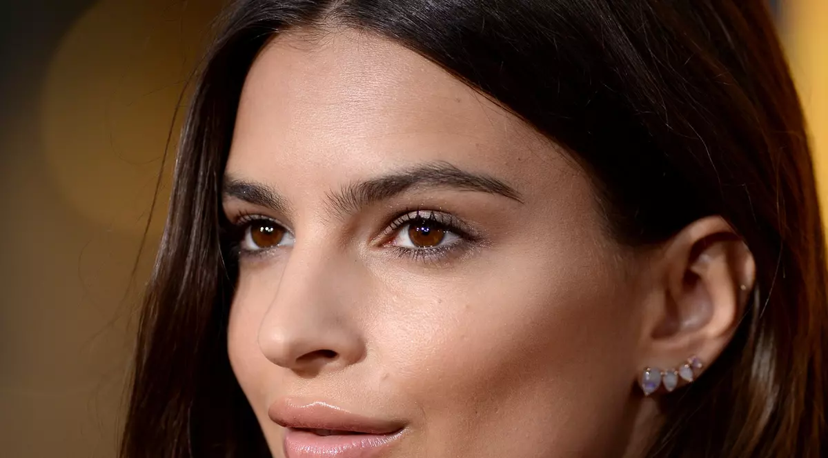 Emily Ratajkowski, goală pușcă în așternuturi. Stârnește fanteziile oricărui bărbat