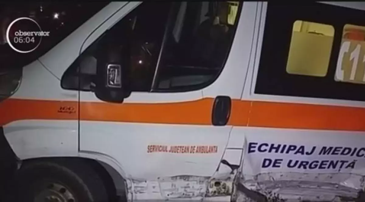 Ambulanţă implicată într-un accident grav, în Mehedinţi. Patru oameni au fost transportați la spital