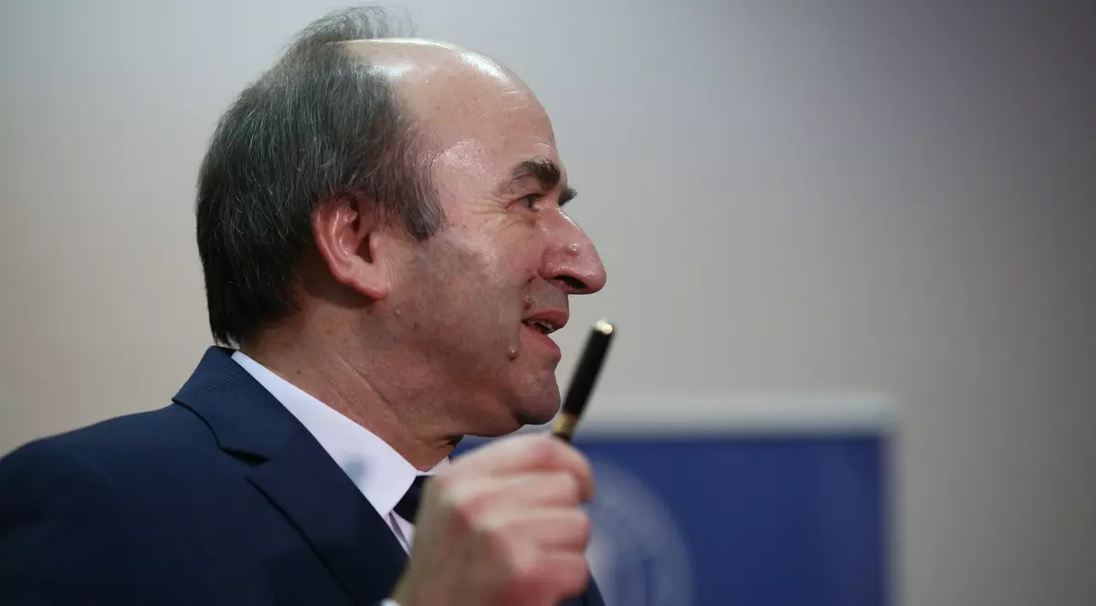 Tudorel Toader a primit raportul cu decesul lui Stan Mustaţă. Tudorel Toader, cu un stilou în mâna dreaptă