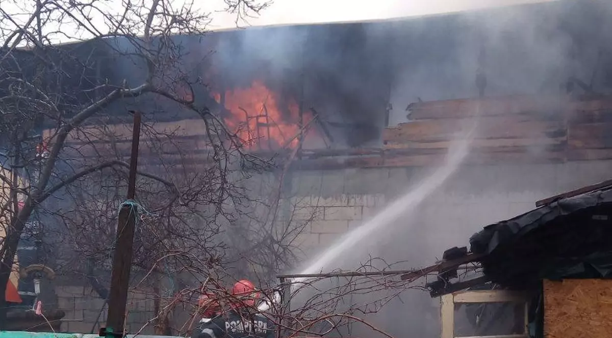Incendiu puternic în cartierul Ferentari din Capitală