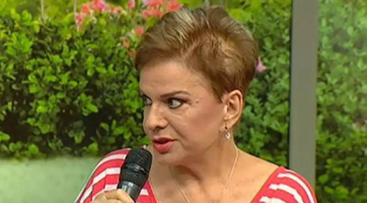 Cele mai noi imagini cu Ionela Prodan. Fetele sale au scos-o la plimbare în curtea spitalului
