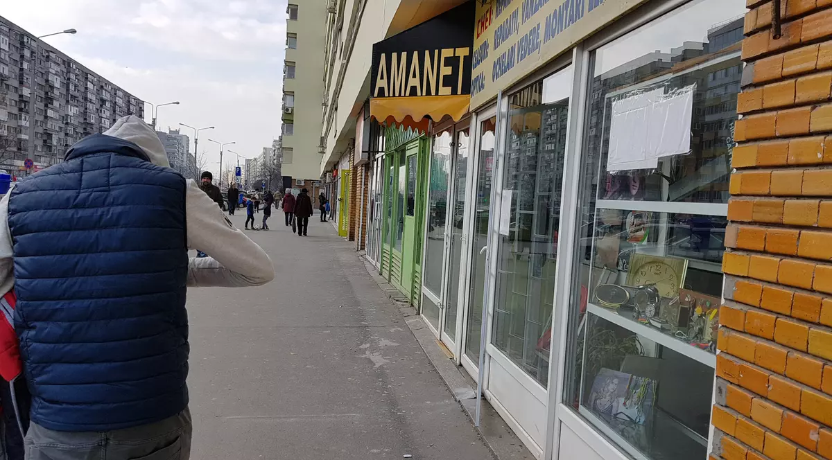 Mesajele de pe geamurile magazinelor au fost acoperite