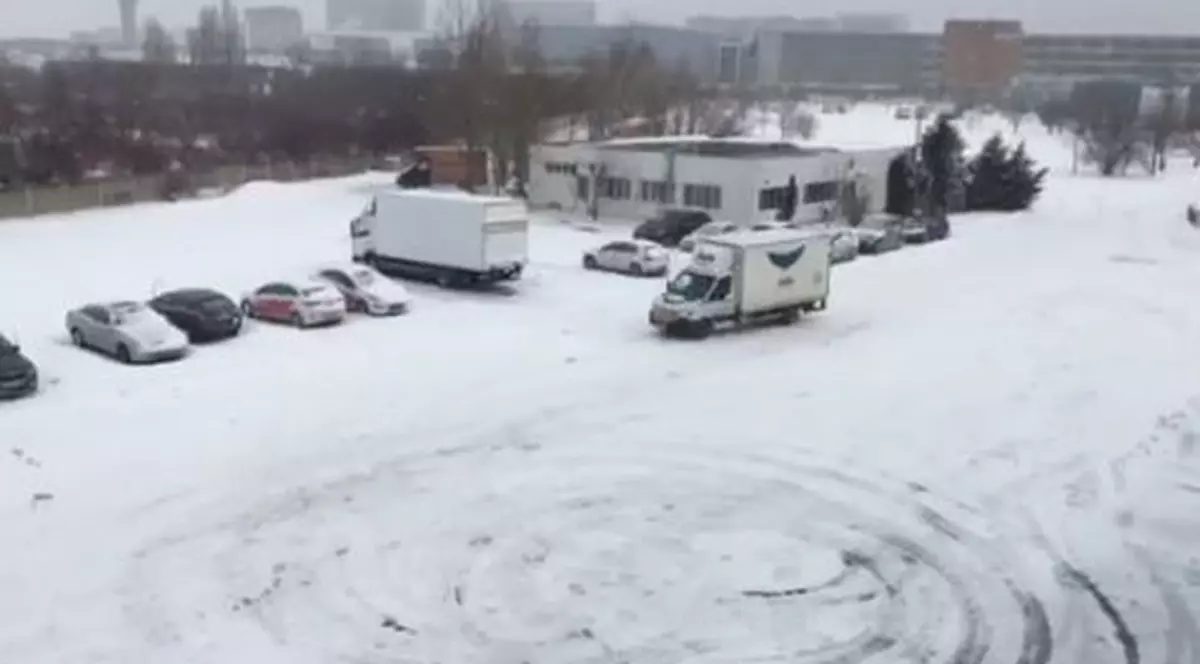 VIDEO | Un șofer de la Fan Courier face drifturi pe zăpadă, cu mașina firmei. Imaginile au ajuns virale