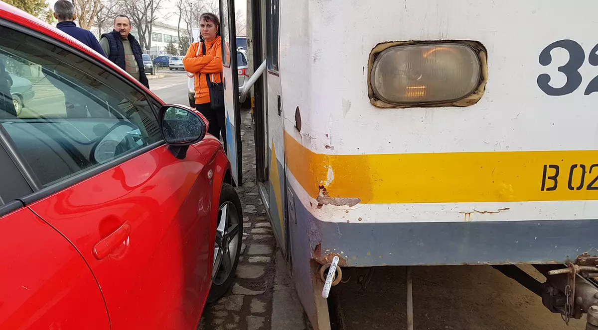 Circulația tramvaielor liniei 41, blocată pe ambele sensuri din cauza unui accident