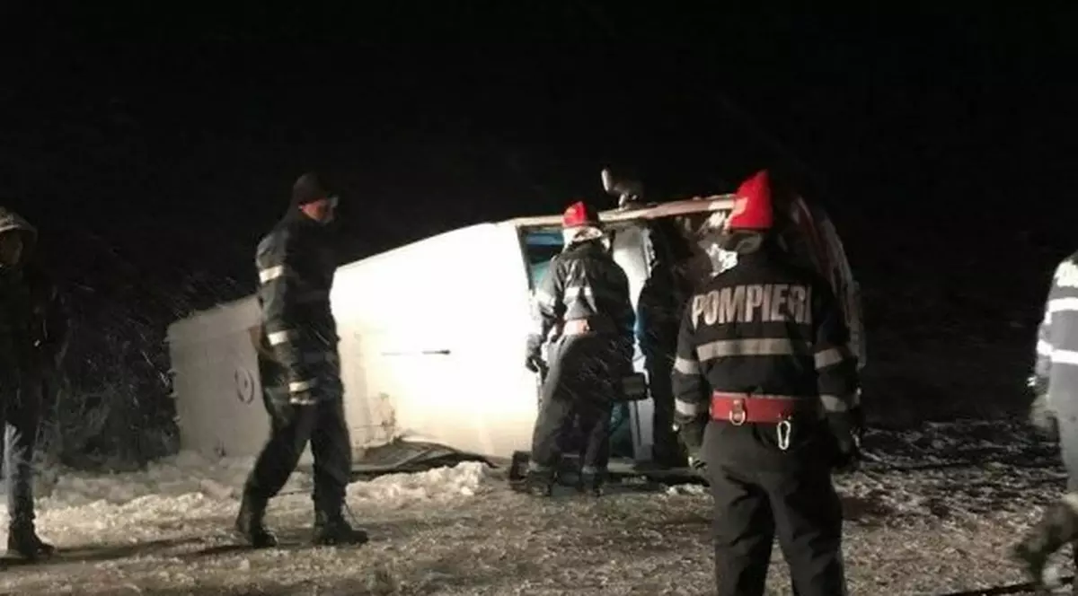 Un microbuz cu 13 persoane s-a răsturnat, în județul Vaslui, în urma ninsorilor