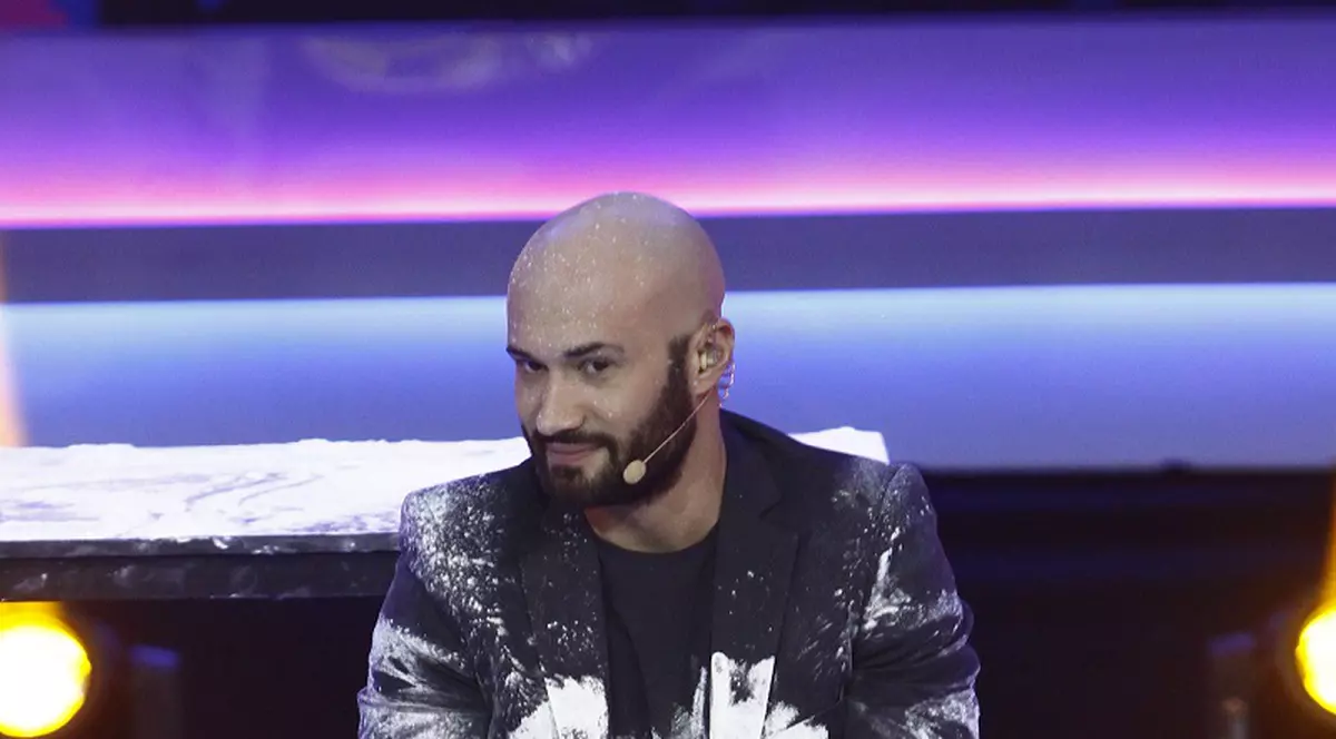 Mihai Bendeac, acoperit cu un sac plin cu făină, pe scena ”iUmor”