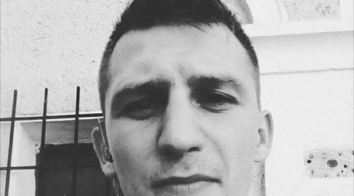 După comiterea faptei, care s-a petrecut în cursul zilei de duminică, în faţa altor tineri, adolescentul a fugit de acasă, fiind prins luni dimineaţa de către jandarmi.