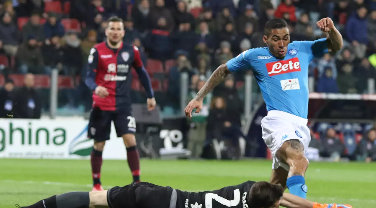 Fază de joc din meciul Cagliari - Napoli. (FOTO: EPA)