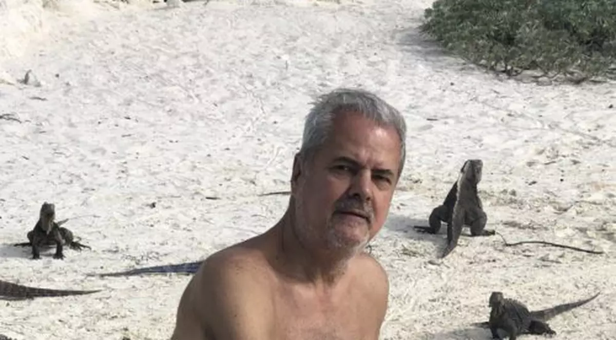FOTO și VIDEO | Adrian Năstase, la bustul gol, în vacanța din Cuba