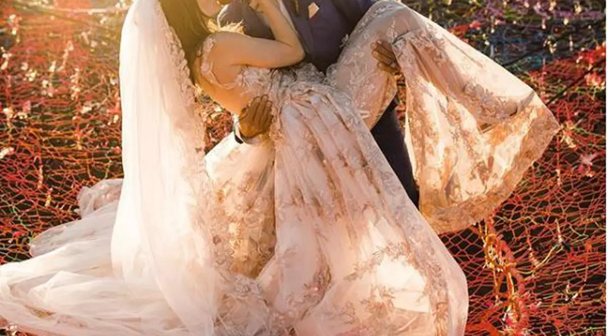 Nuntă la 120 de metri în aer, deasupra unui canion. Experiență inedită pentru un cuplu excentric