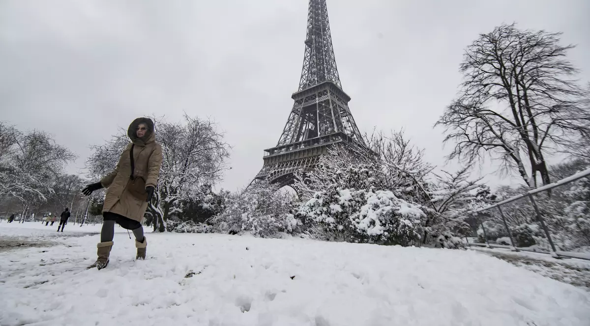Ninsoarea din Paris a dus la închiderea Turnului Eiffel