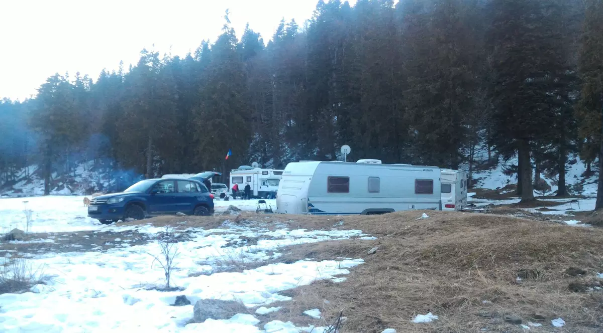 Camping pe Valea Cerbului, în plină iarnă. Împătimiții muntelui nu se lasă descurajați nici de frig, nici de gunoaie