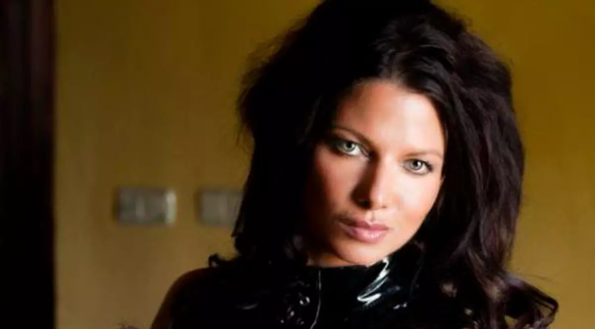 FOTO | O femeie a luat o decizie neașteptată după ce i-a murit soțul: S-a culcat cu 80 de bărbați însurați, vrând să-și trăiască viața la maxim