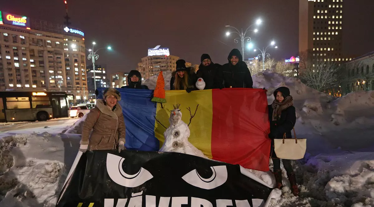 Protest în Piața Victoriei cu oameni de zăpadă
