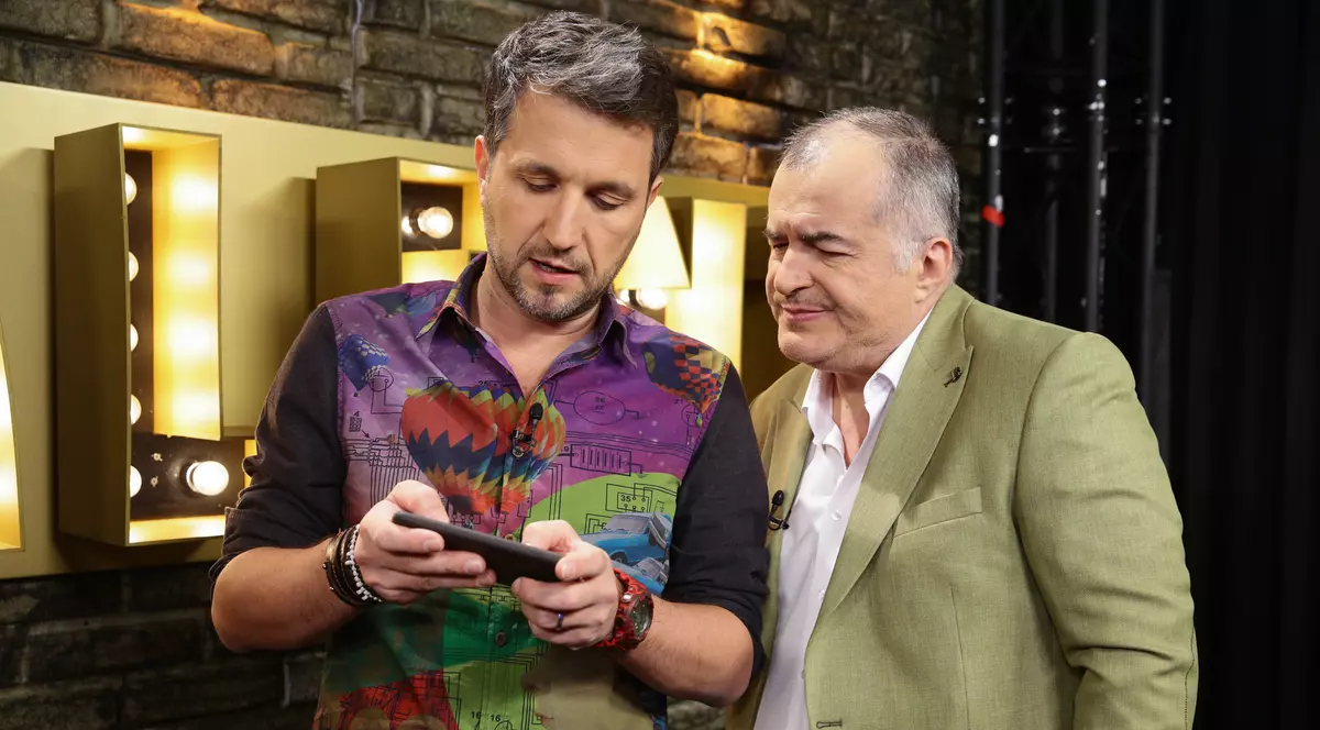 EXCLUSIV/Imagini inedite cu jurații de la “Românii au talent” în pauzele publicitare. Bartoș și Smiley se țin de glume!