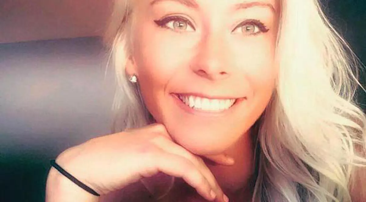 FOTO | O profesoară poate primi 10 ani de închisoare după ce a fost prinsă întreținând relații sexuale cu un elev. Părinții adolescentului susțin "relația" celor doi