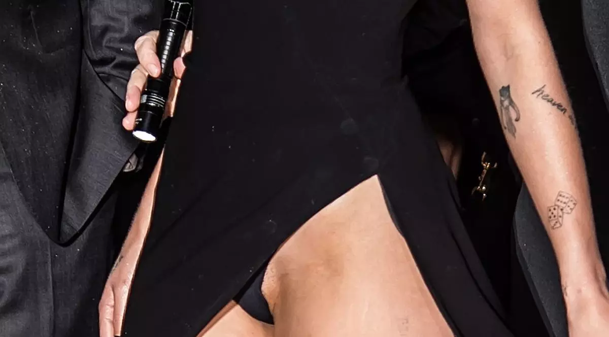 FOTO | Halsey și-a arătat lenjeria intimă pe covorul roșu