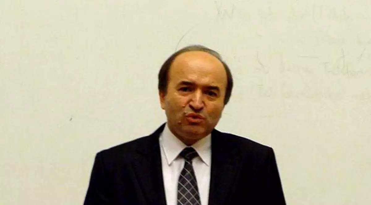 Ministrul Justiției, Tudorel Toader, a uitat că Liviu Dragnea are o condamnare definitivă, în dosarul Referendumului, și i-a luat apărarea când a fost întrebat de ce liderul PSD poate fi președintele Camerei Deputaților, dar un om care iese din penitenciar după o condamnare nu se poate angaja ca muncitor calificat la aceeași instituție. Tudorel Toader a vorbit despre ”egalitate”, dar cu condiția ca persoanele evaluate să fie ”în aceeași ipoteză”. Ministrul Justiției a precizat că Liviu Dragnea ”a fost condamnat în primă instanță, nu definitiv” și nu poate fi pus la egalitate cu o persoană care iese din penitenciar. ”Egalitatea este numai în cadrul aceleiași categorii”, a spus Toader.