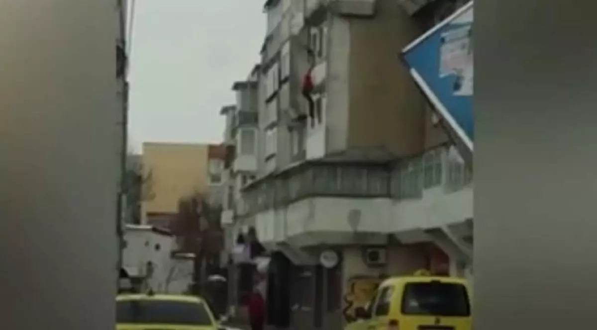 Un bărbat a fost împins de la balcon în Roman