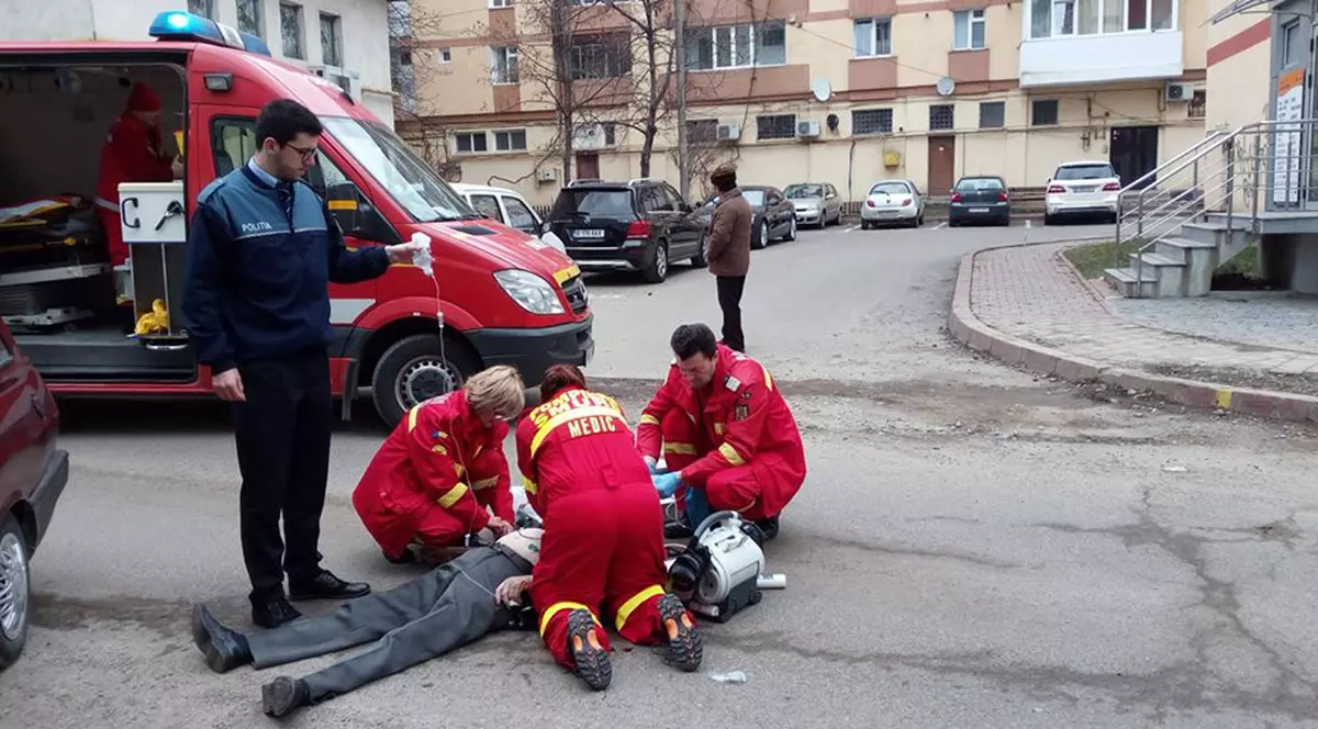 Un bărbat a murit pe stradă, așteptând ambulanța la Piatra Neamț