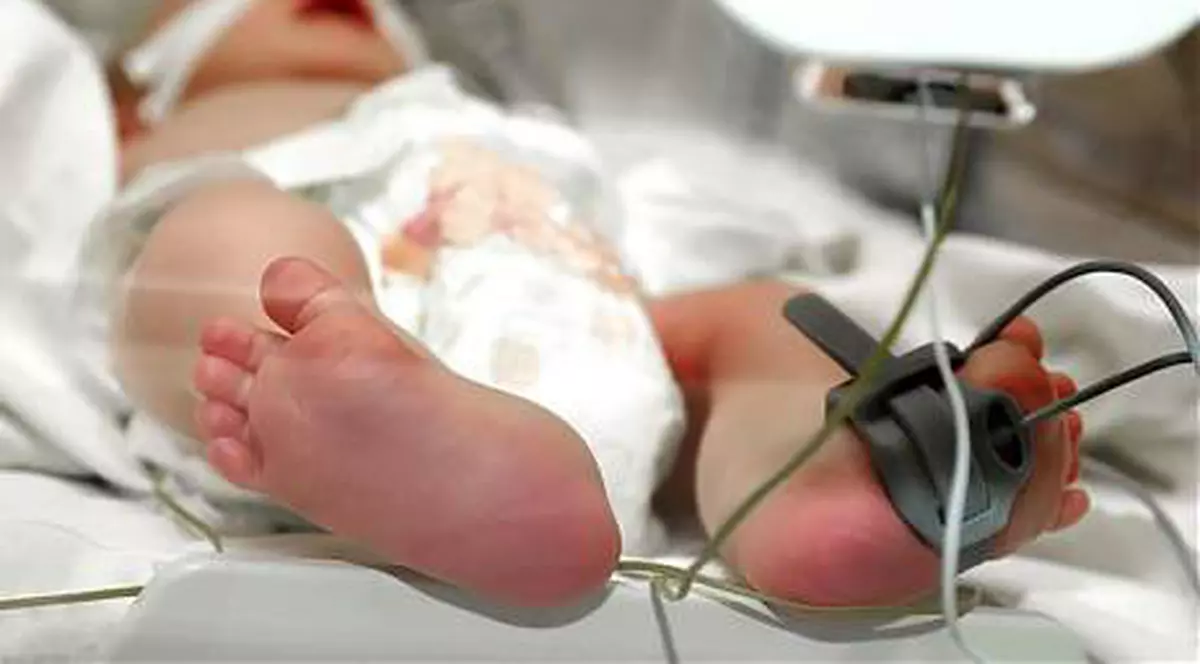 Un bebeluș a fost scăpat în cap și e în stare critică la spitalul din Iași