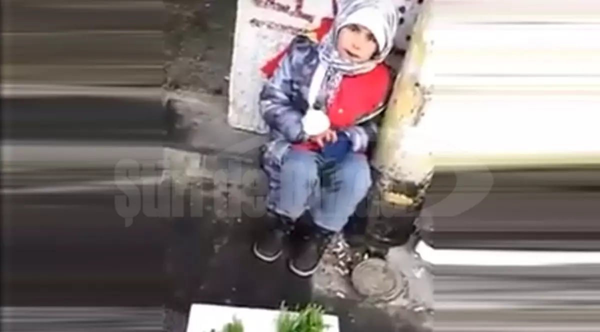 O fetiță zgribulită de frig, care vindea verdeață, i-a înduioșat oamenii din Buzău