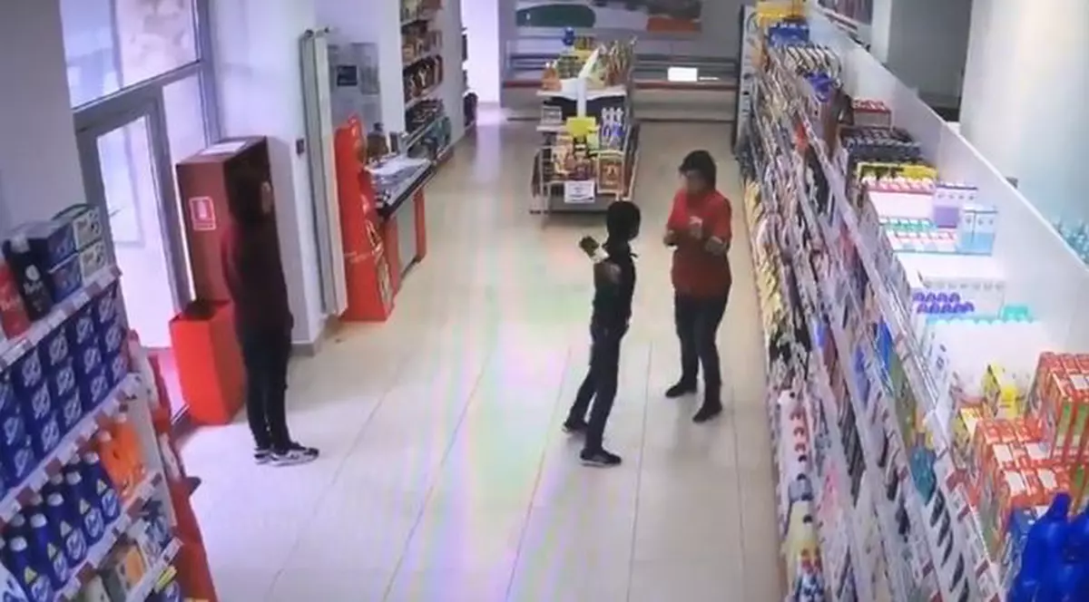 VIDEO/ O vânzătoare din Craiova a fost amenințată cu o sticlă de un hoț