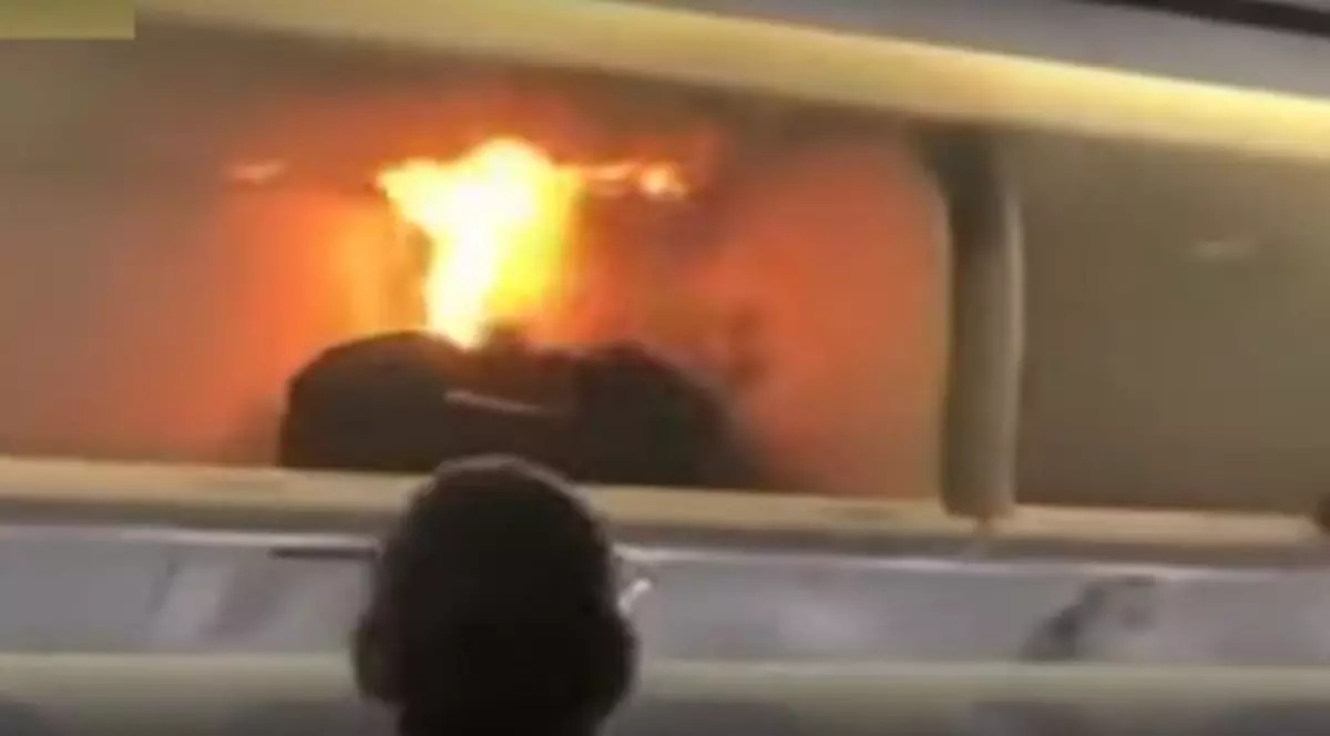 baterie care ia foc in avion