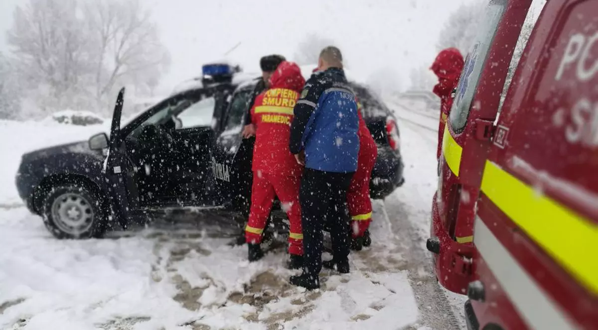 Viscolul și zăpada au mobilizat 17.000 de angajați ai ”Internelor”. Salvatorii au folosit 7.700 de utilaje și șenilate
