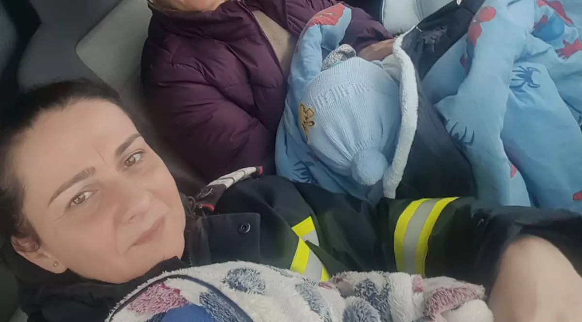 Pompierii constănțeni au ajutat o femeie cu doi copii bolnavi să ajungă la medic