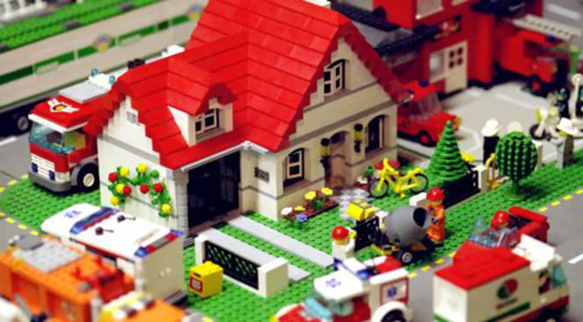 Constructor de lego în UK. Ce salariu oferă postul pentru care au aplicat mii de oameni