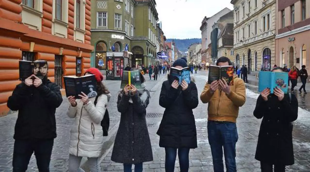 cel mai mare lanţ de oameni care citesc