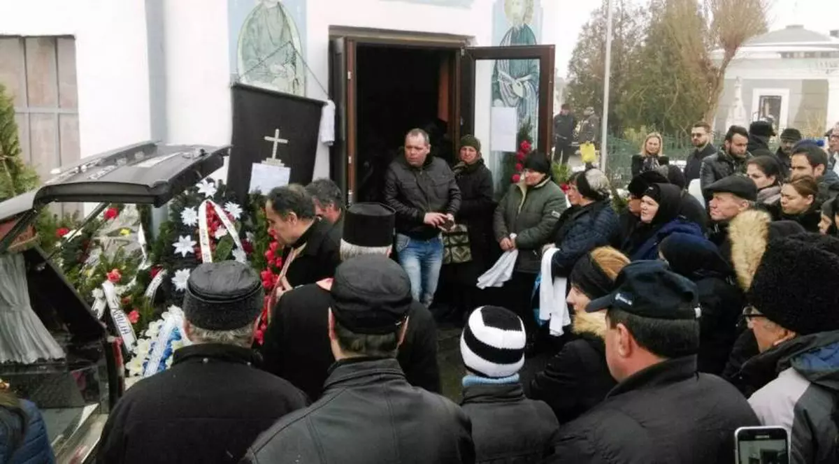 Tinerii din Caracal care au murit în accidentul din Olanda au fost conduşi pe ultimul drum. Sute de persoane au fost prezente