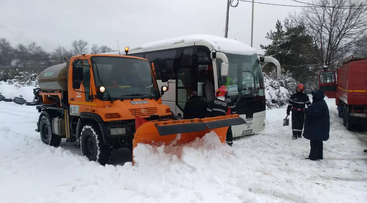 Autocar cu 22 de copii, blocat în zăpadă. Pompierii bucureșteni l-au scos din nămeți cu ajutorul unui utilaj greu