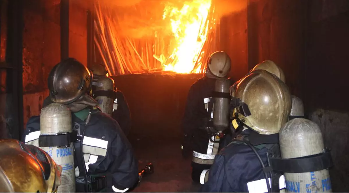 Buncărele încandescente, locul în care pompierii învață să ”citească” focul. Temperaturile depășesc, la antrenamente, 1.000 de grade Celsius