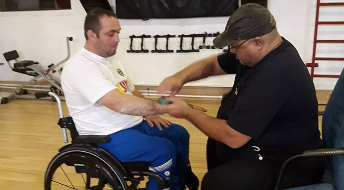 Primul meci de box în scaun cu rotile din România. Cine luptă și unde are loc disputa