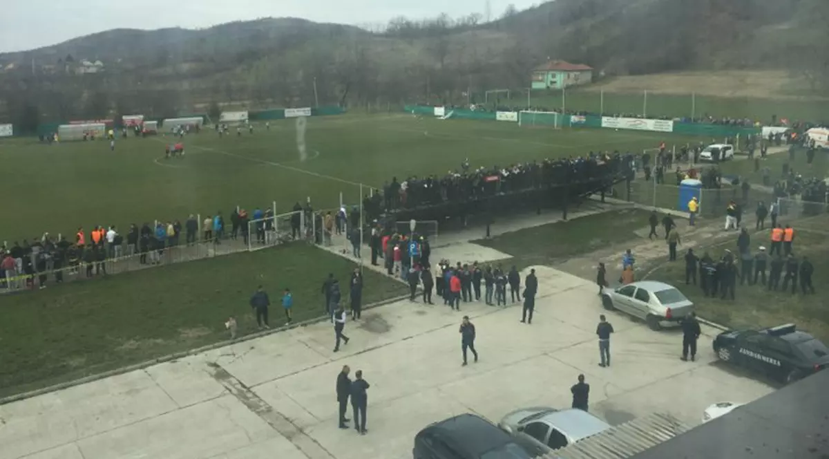 Bătăi între suporterii echipei Petrolul Ploiești și forțele de ordine, la Aninoasa. Incidentele grave de la Dâmbovița l-au determinat pe arbitrul Bogdan Anghelinei (Galați) să întrerupă meciuri timp de 10 minute, pentru ca jucătorii să fie protejați