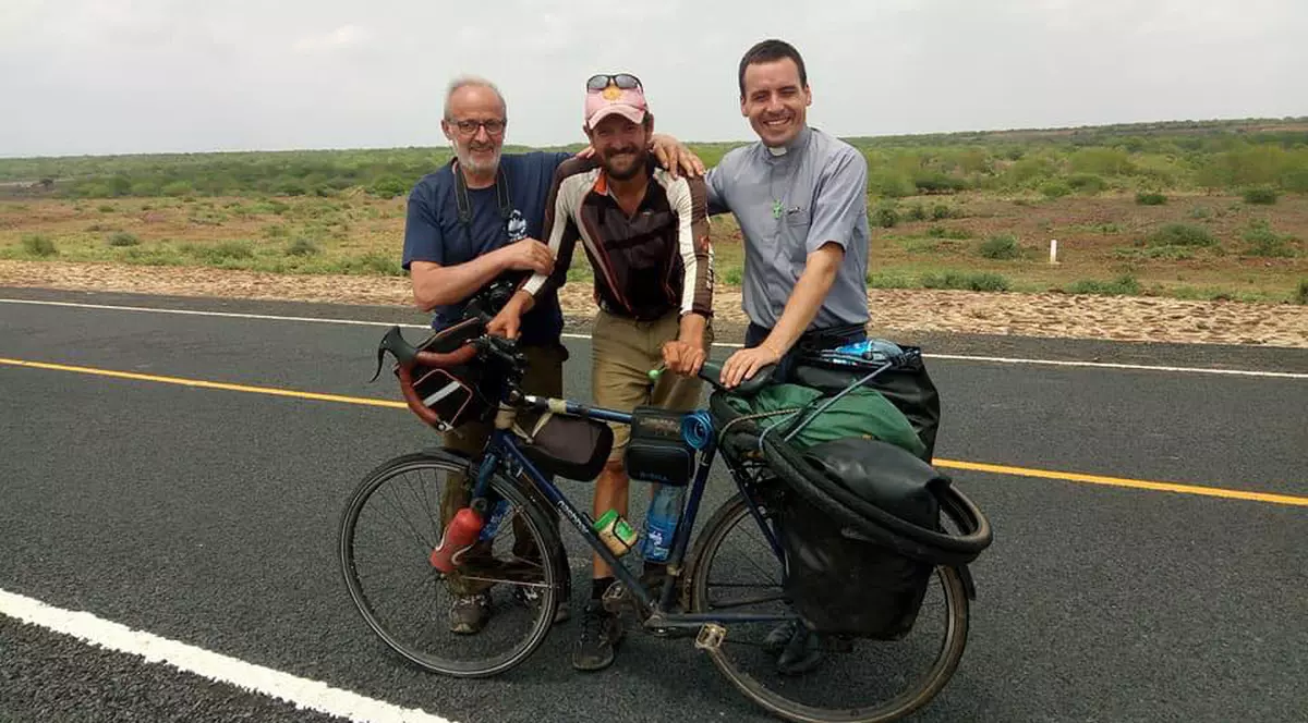 Un român face turul Africii pe bicicletă. Un preot român l-a întâlnit şi i-a oferit cazare